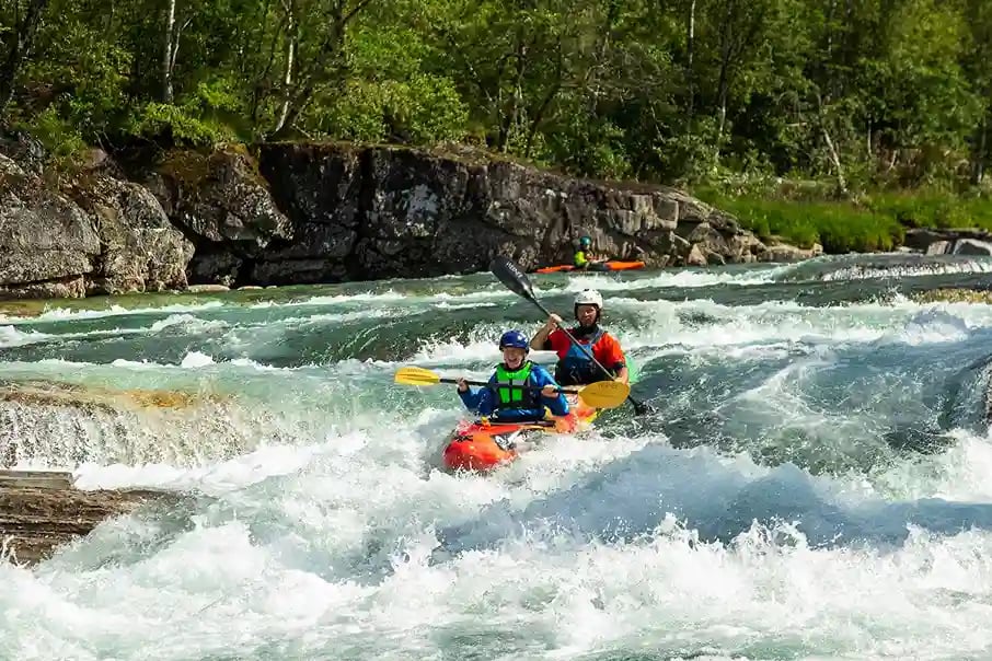 TANDEMKAJAKK PADLING PÅ ELV