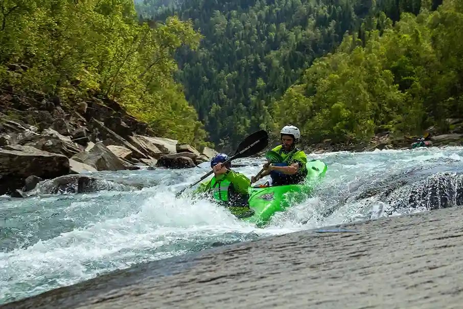 TANDEMKAJAKK PADLING PÅ ELV
