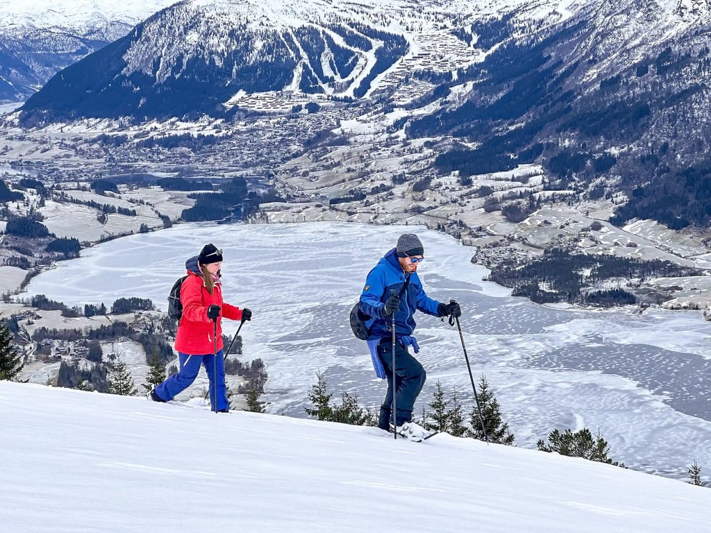 2025_SNOWSHOES_UK Couple 1st-13 (2)