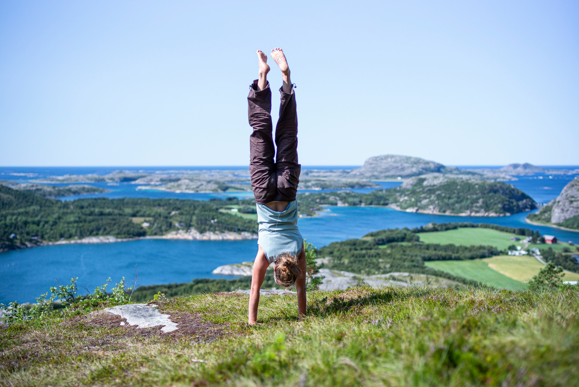 kvinne-håndstående-yoga-Norge