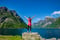 kvinne-Hjørundfjord-yoga-retreat