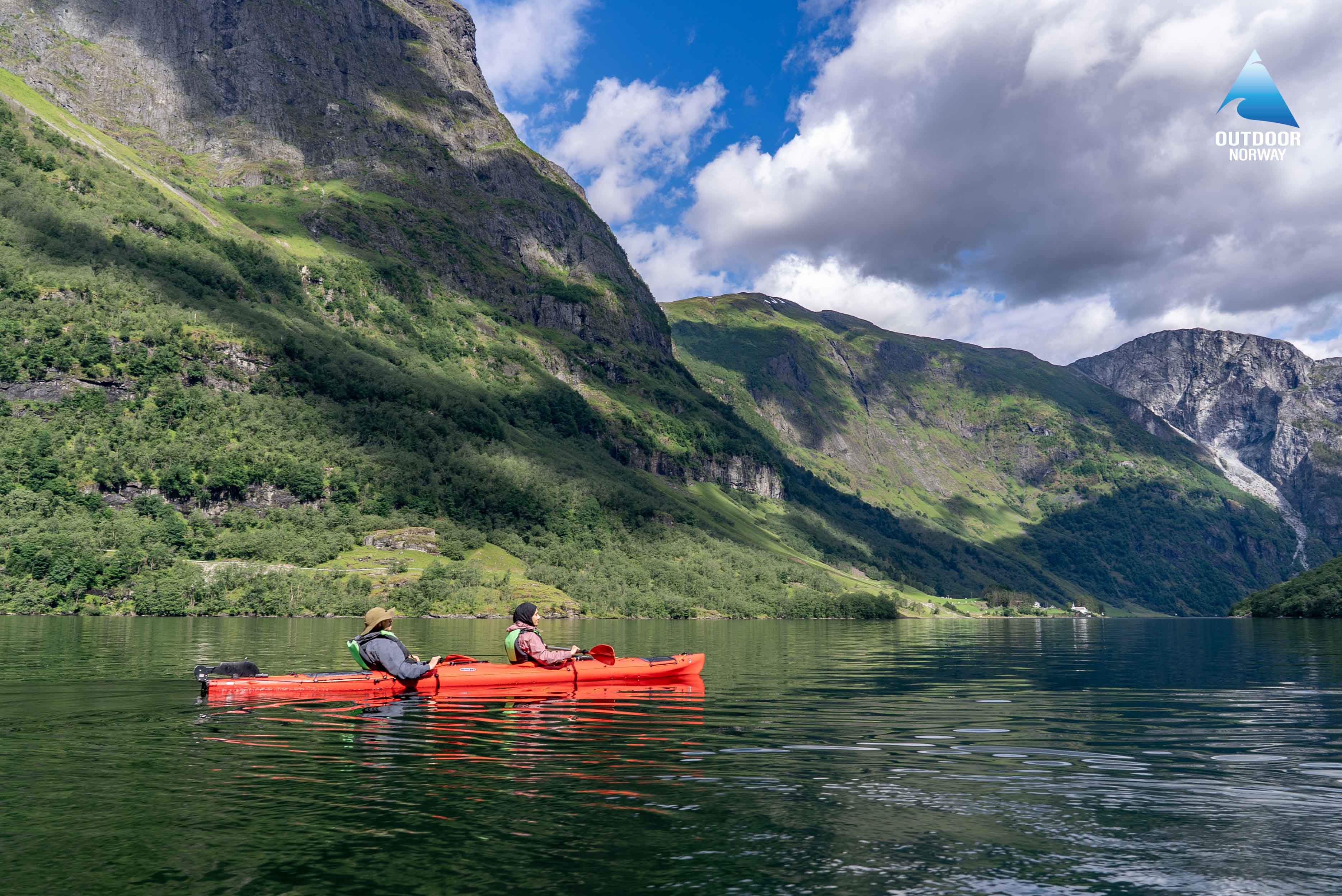 Kajakkpadling i fjordene i Norge