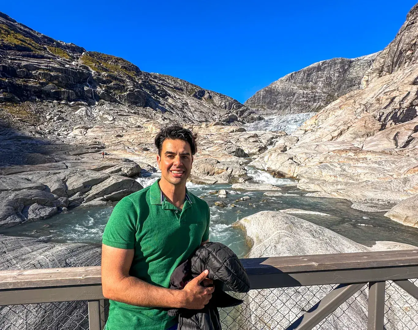 DAG 8 – UTFORSK JOSTEDALSDALEN FOR Å BESØKE JOSTEDALSBREEN OG TA EN BÅTTUR PÅ «FJORDENES KONGE», DEN MAJESTETISKE SOGNEFJORDEN