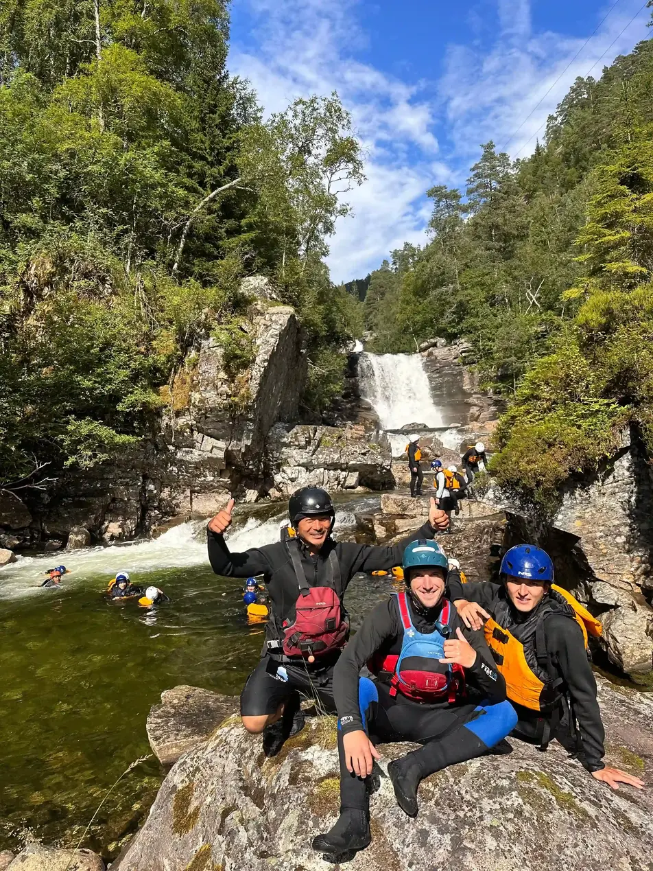 Outdoor Norway Team har det gøy i nærheten av fossen