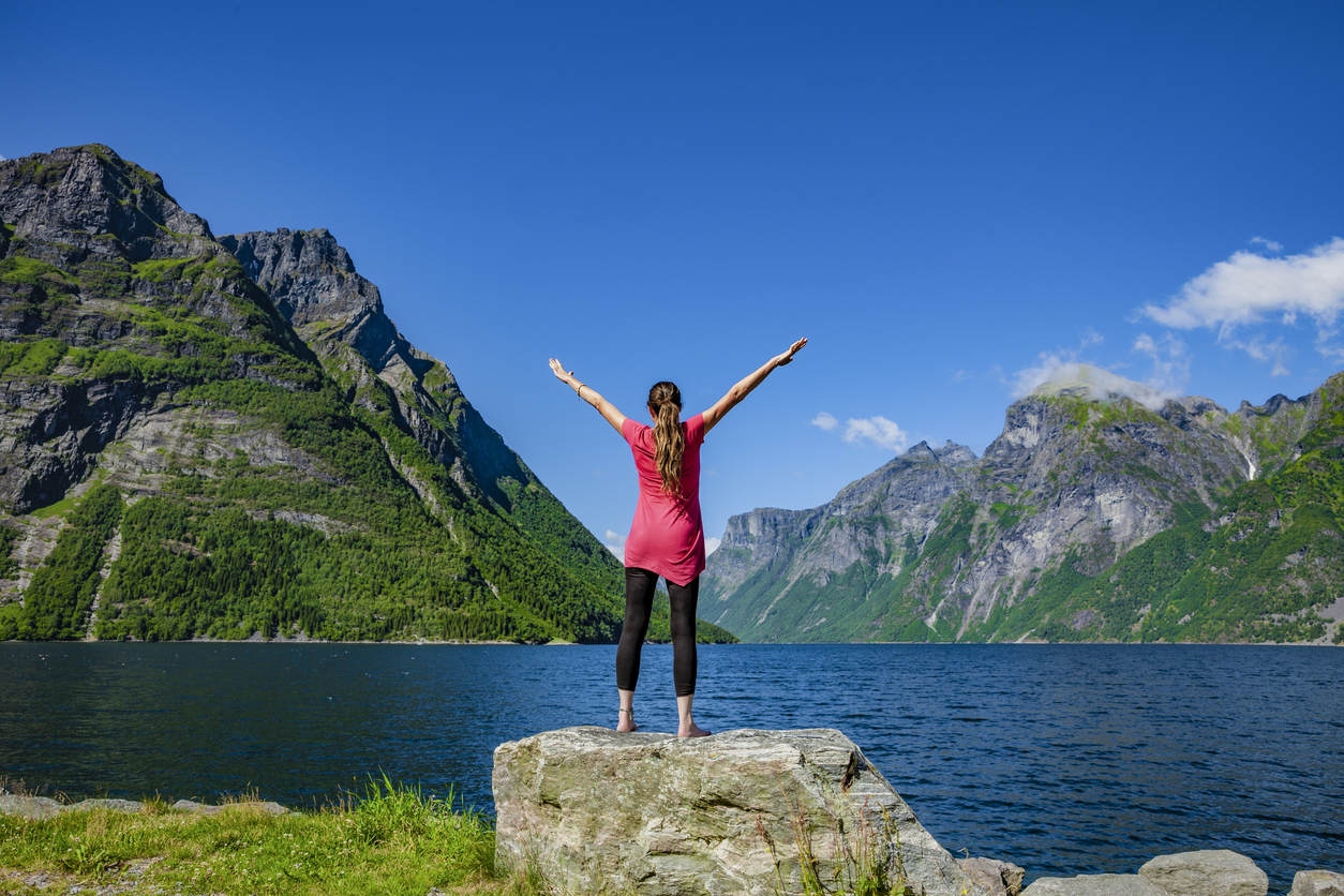 kvinne-Hjørundfjord-yoga-retreat